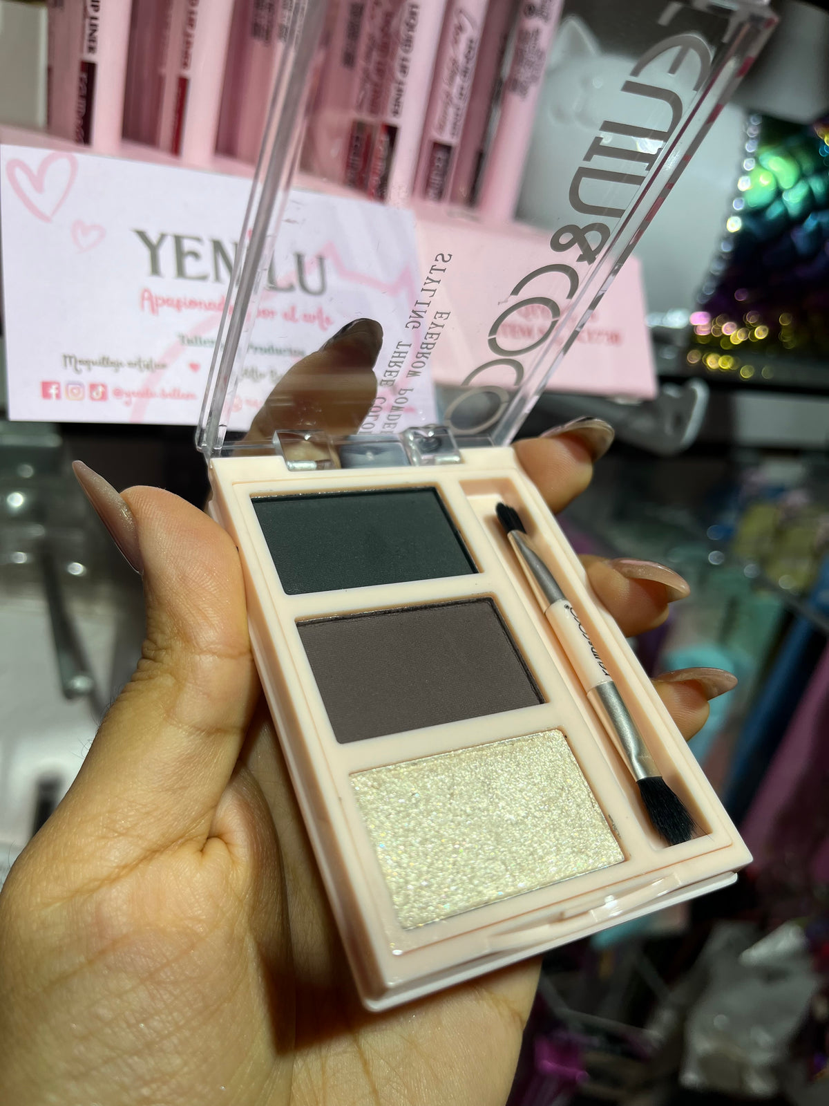 Sku421 - Paleta sombras de cejas con iluminador y brocha dúo KC